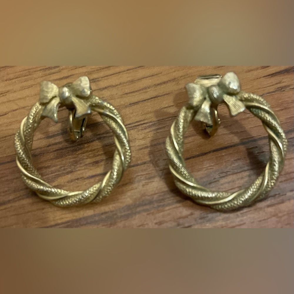 Vintage AVON  Gold Tone Bow Twisted Hoop Wreath Clip on Earrings